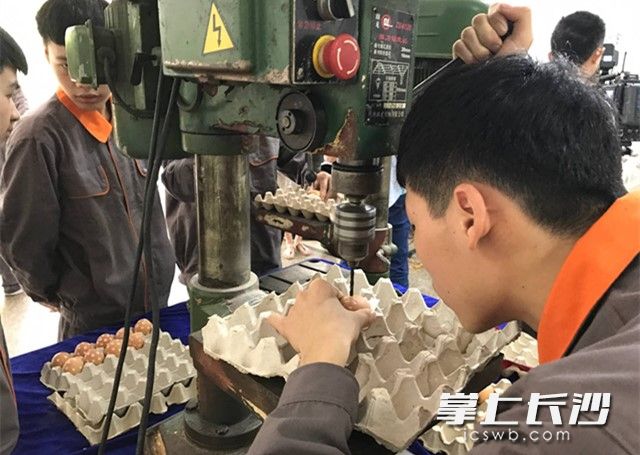 雞蛋上打孔、燈泡上切鋼絲，航校學子展示獨門絕技